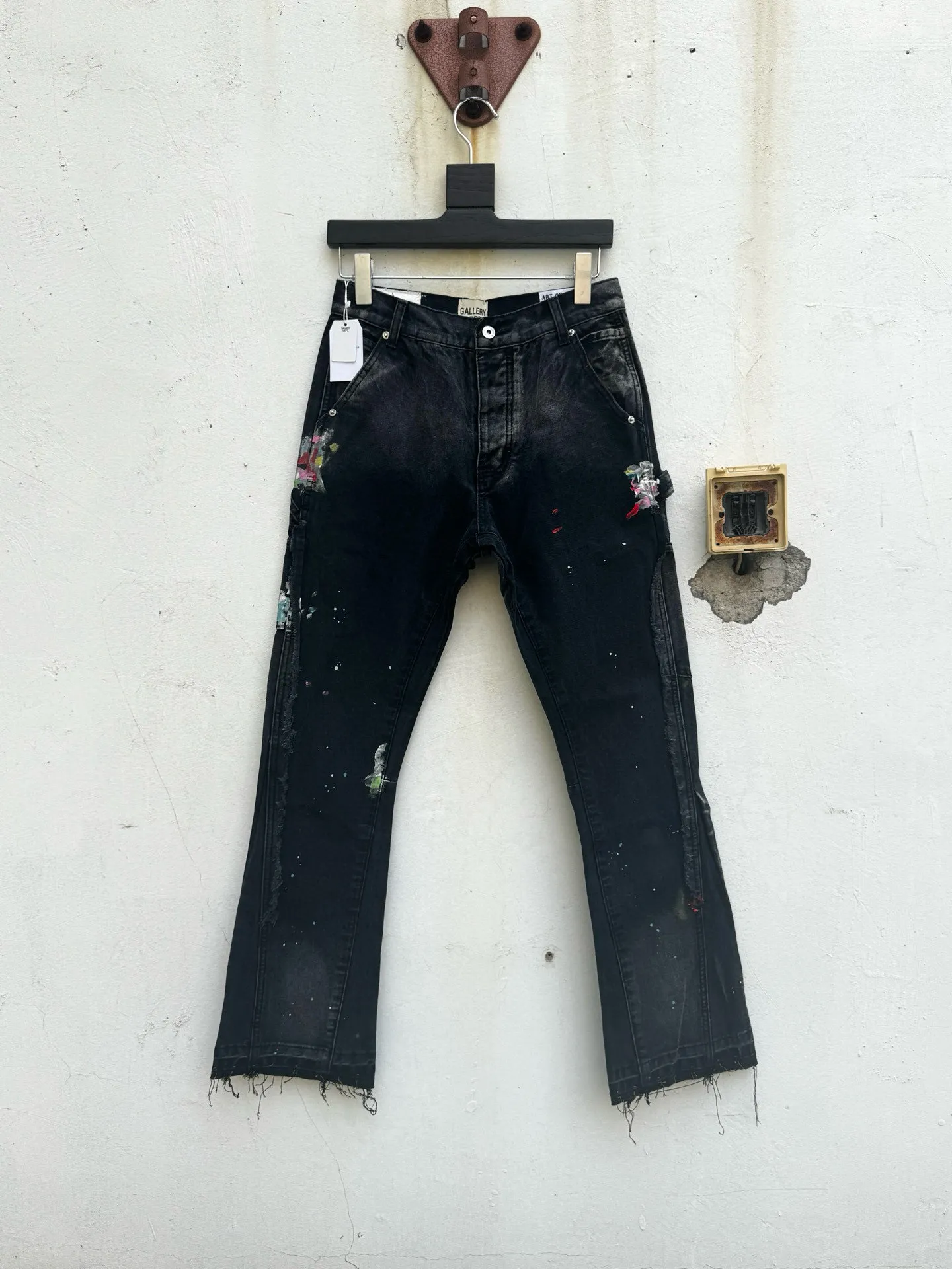 P250💰G95 GALLERY DEPT. Spliced ​​patches, ink-splashed denim bell-bottoms, washed distressed spliced ​​jeans, denim washing factory. During the process, the owner of the washing factory helped introduce a boss who once worked at the Levi OEM factory and then started his own business. This also paved the way for the following styles. Therefore, Levi's remodeled single product for the base plate is really familiar. Whether it is the fabrics supplied or the lathes used in production, there is nothing to choose from. -Color: Black -Size: S-XXL (corresponding to 28-36)
